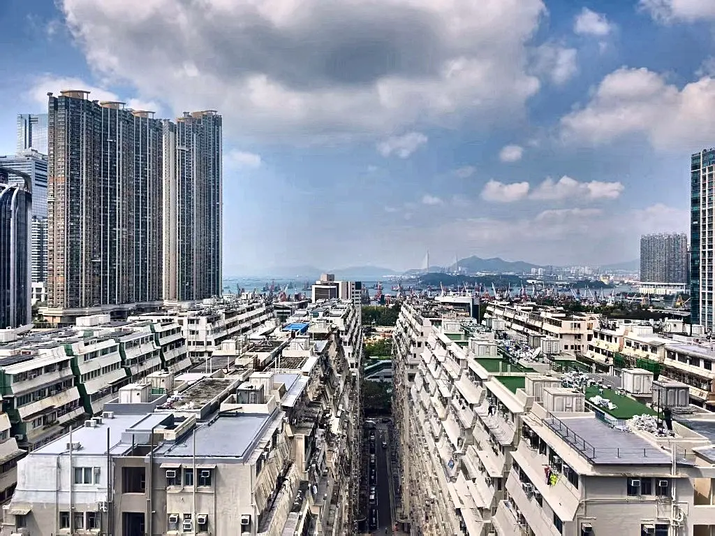 辦公室附近市區與海港景色，鄰近高鐵站